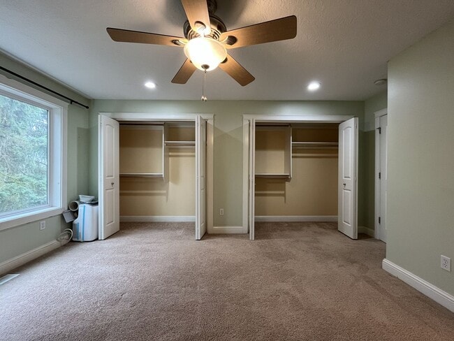 Building Photo - Modern Townhome Near OHSU with 3 Bedrooms Each with Private En-Suite Bath