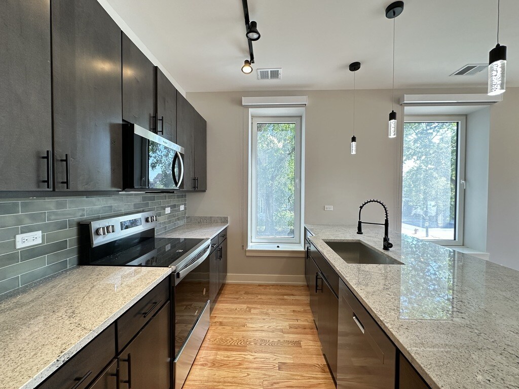 Building Photo - 2100 W 18th Pl