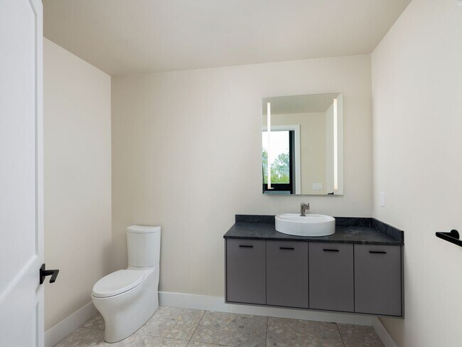 Building Photo - 2677 State St