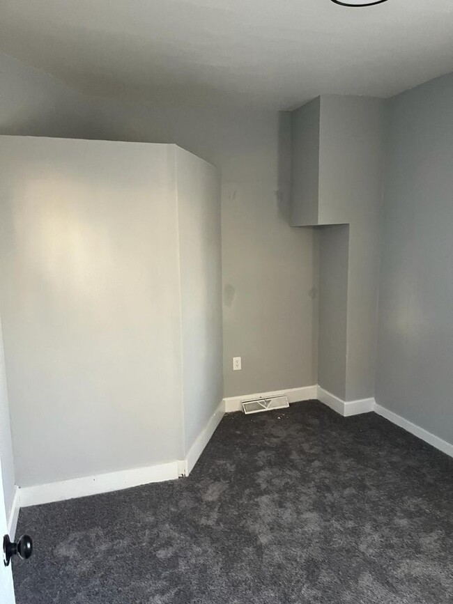 Building Photo - 3 Bed · 1 Bath · 1.122 SQ/FT· Modern Indus...