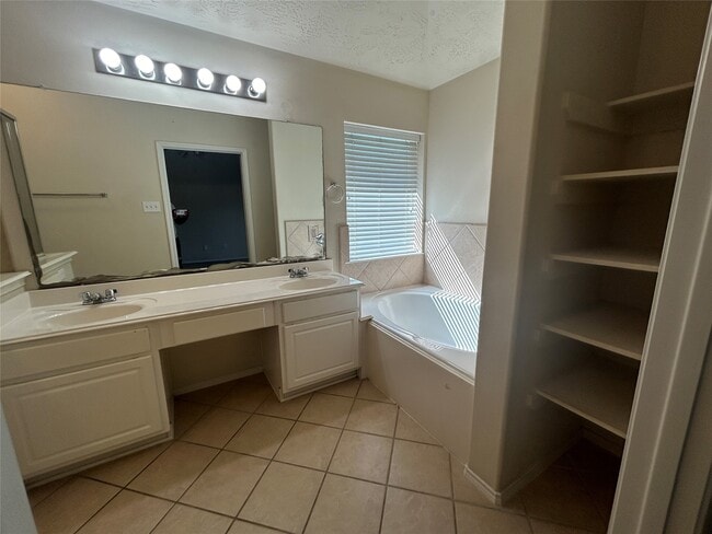 Building Photo - 14027 Blackfoot Trail Run