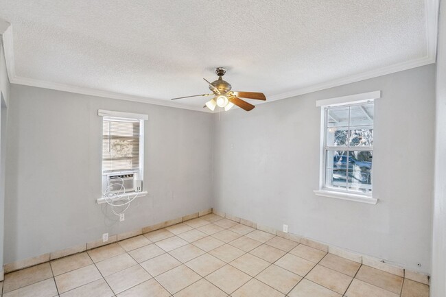 Building Photo - Classic 2 bedroom, 1 bathroom house apartment in Eustis.