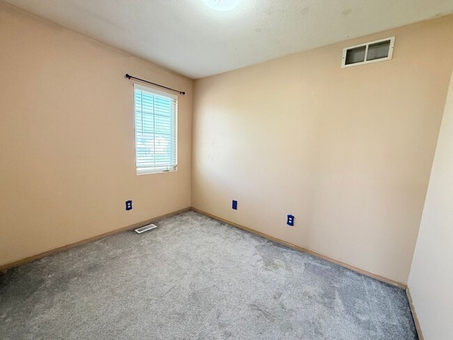 Building Photo - Spacious 3-Bedroom Townhome  – East Bloomi...