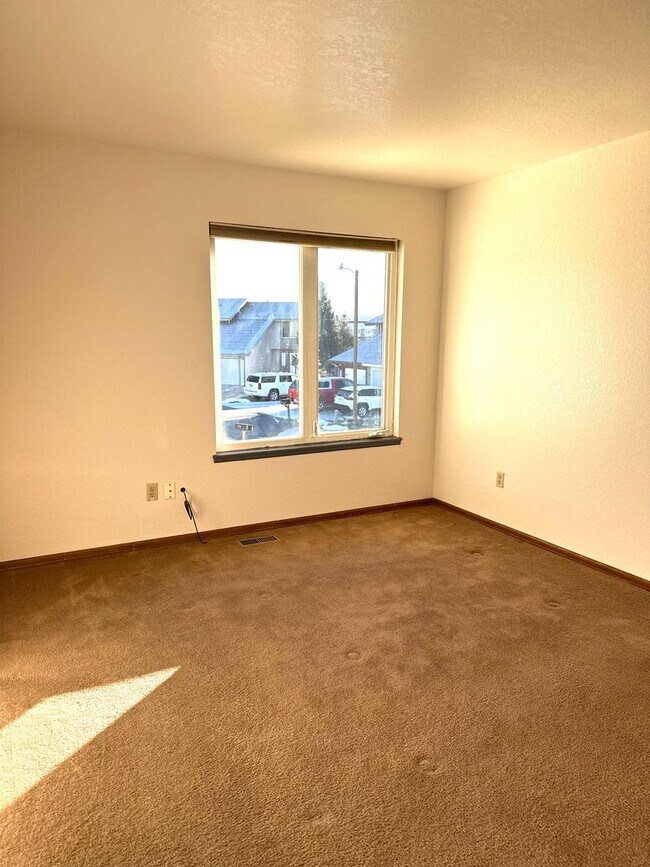 Building Photo - Newly Renovated Home 3 Bed 1 1/2 Bath 1-Car Garage on Century Place!