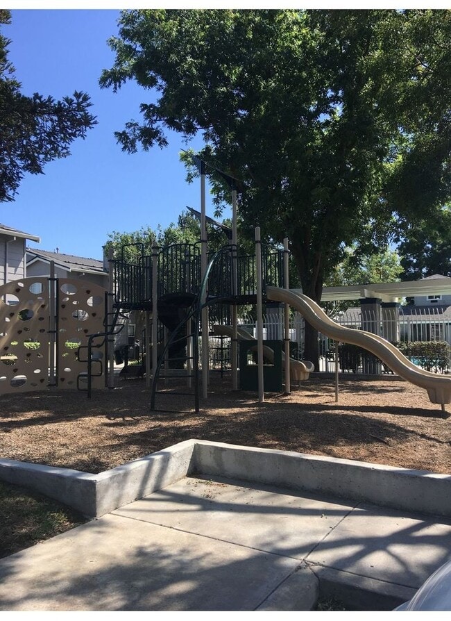Building Photo - Charming 3 Bedroom 2 Bath Condo in TRACY! ...