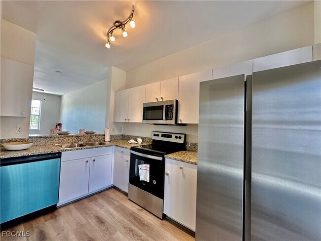 Building Photo - 3627 Pine Oak Cir