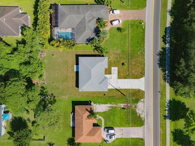 Building Photo - 574 NW Bayshore Blvd