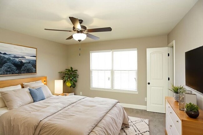 Building Photo - Eagle Creek Townhomes: Welcome spring with savings - $500 rent credit - Ask how!