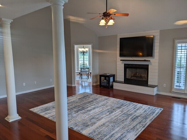 Building Photo - Blue Heron Bay Home Available Now!