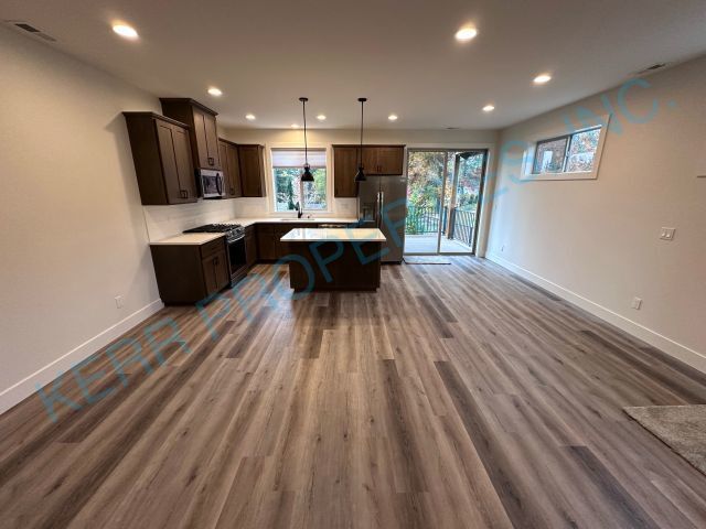 Building Photo - Charming 3-Bed Townhouse Retreat with 2.5 ...