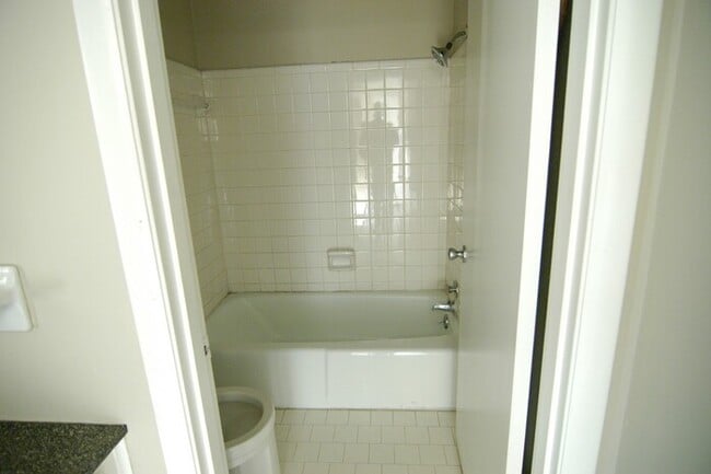 Building Photo - 2 Bedroom / 1.5 Bathroom Townhome in Madis...