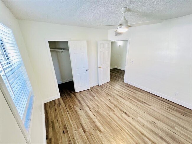 Building Photo - 1121-1123 N Andrews Ave