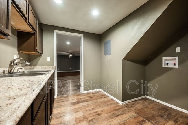 Building Photo - 4645 Ridge Dr