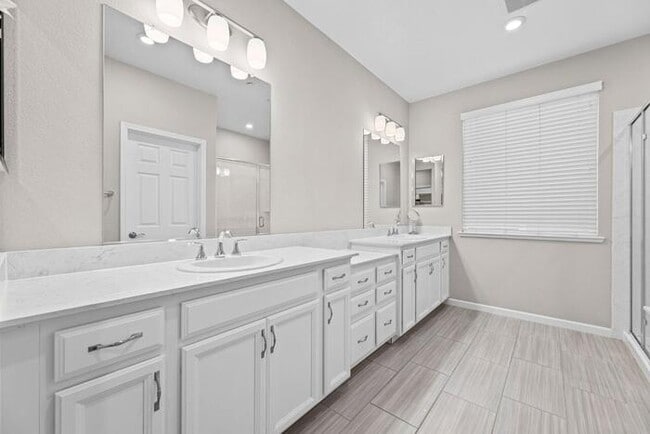 Building Photo - Beautiful 3 Bedroom PLUS bonus Room For Re...