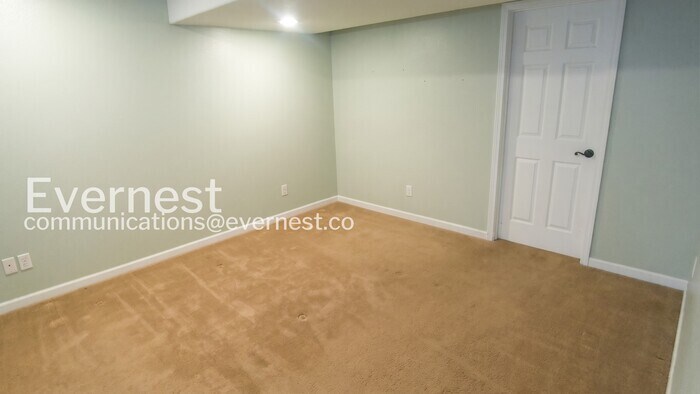Building Photo - 250 Opal Ct