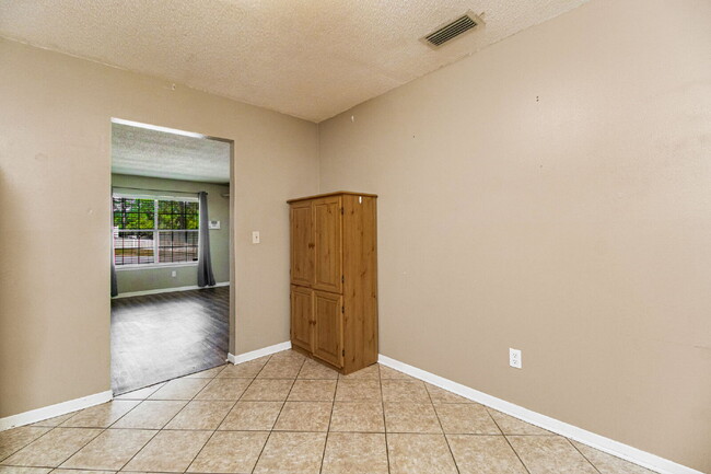 Building Photo - Experience the charm of this fabulous dupl...