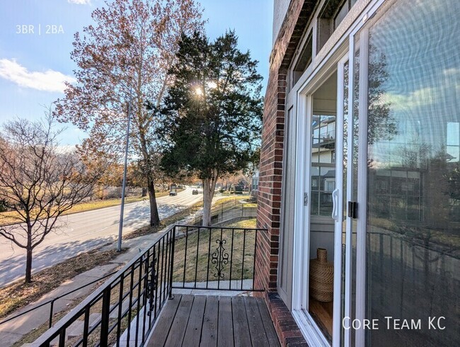 Building Photo - 3 bedroom with sunroom!