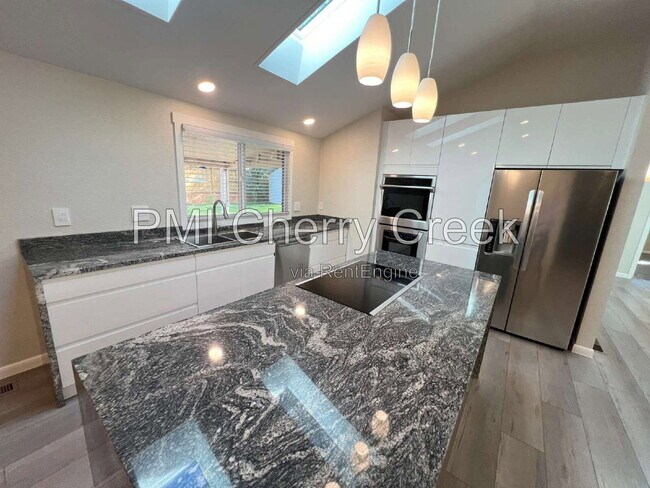 Building Photo - 3000 S Holly Pl