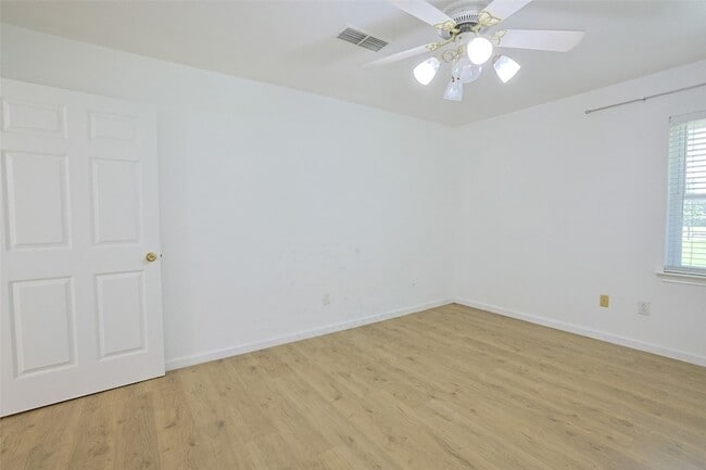 Building Photo - 2550 W Lucas Rd