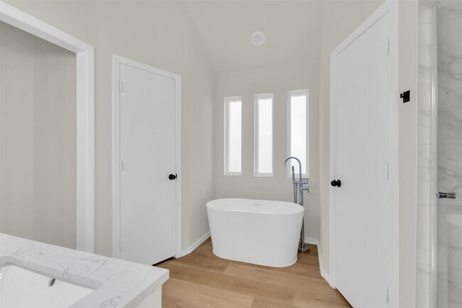 Building Photo - 8691 Pebblebrook Dr