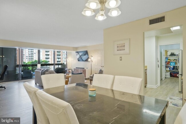 Building Photo - 3800 Fairfax Dr