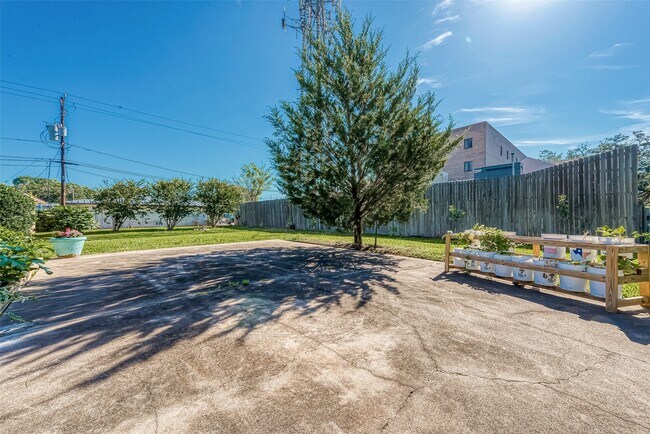 Building Photo - 3426 Bradford St