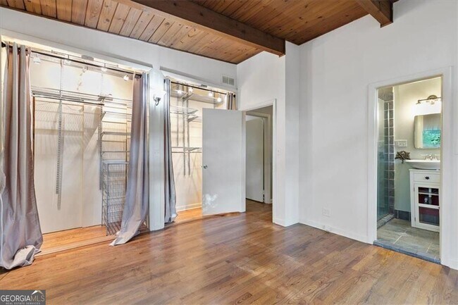 Building Photo - 2627 Woodacres Rd NE