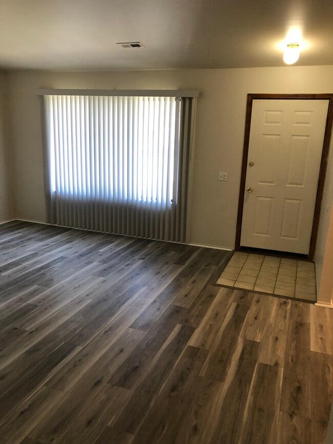 Building Photo - 5923 Niles Dr