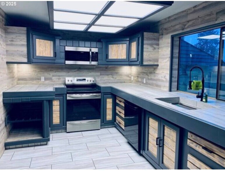 Building Photo - 20647 NW Lapine Way