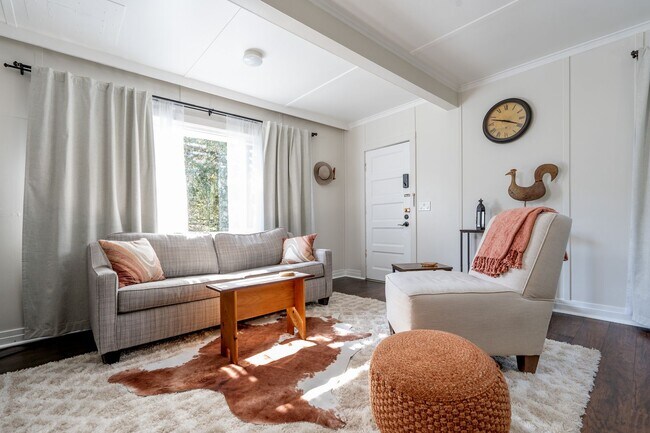 Building Photo - 272 W Carmel Valley Rd