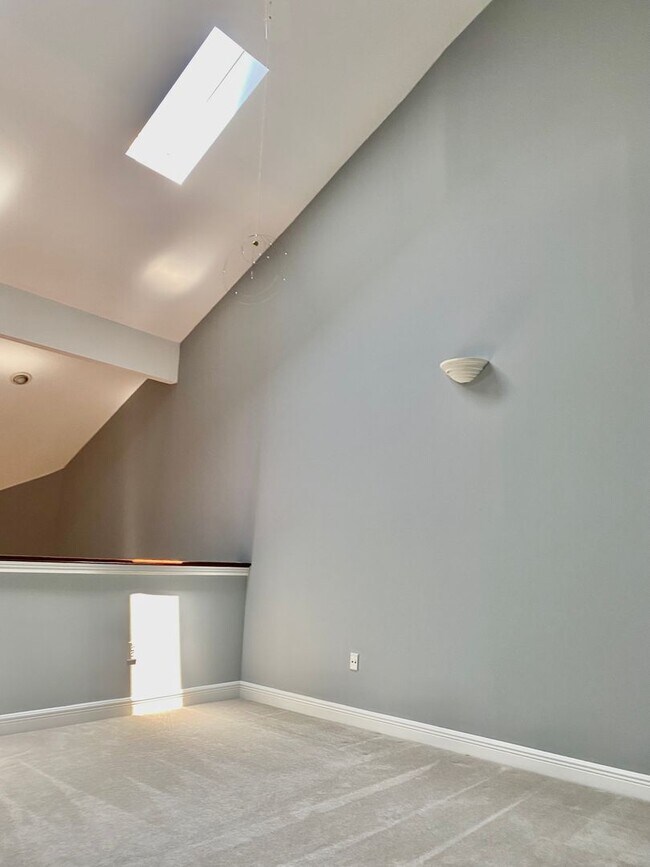 Building Photo - Large 3 bed/ 2.5 bath townhome for rent near the Reservoir!