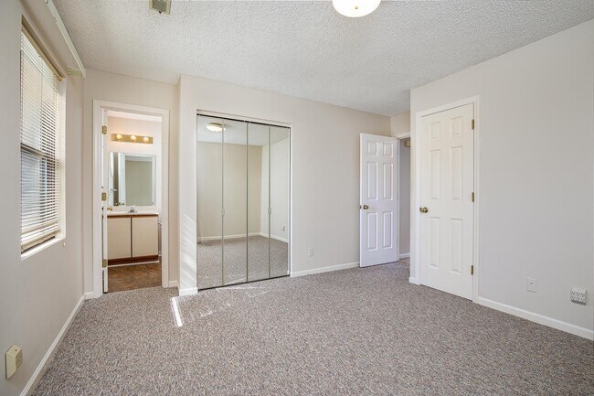 Building Photo - Lovely South Asheville Condo