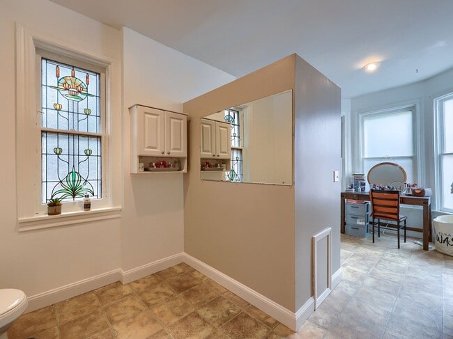 Building Photo - Large Updated 4 BR Home!