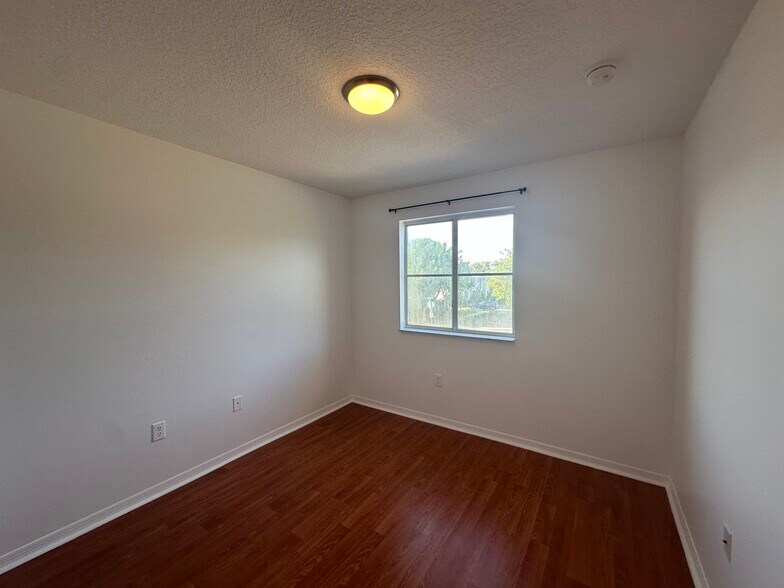 Building Photo - 1712 SE 31st Ct