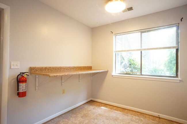 Building Photo - 3 Bed/2 Bath Townhouse. On Bus Route to Ca...