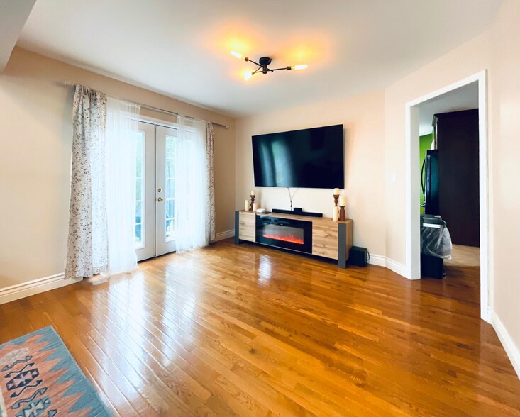 Building Photo - 157 Main St