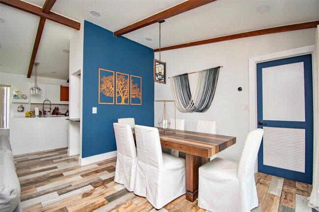 Building Photo - 6557 Country Wood Way