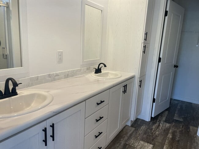 Building Photo - 5652 Blue Harbor Dr