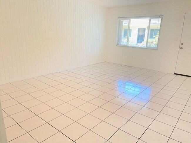 Building Photo - 2 Bedroom Coastal Convenience