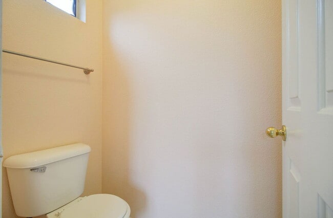 Building Photo - 1350 W Pelican Ct