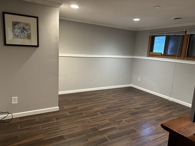 Building Photo - 1657 Helena Rd N