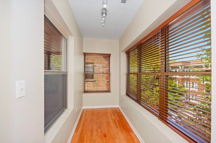 Den - 1243 W Rosemont Ave