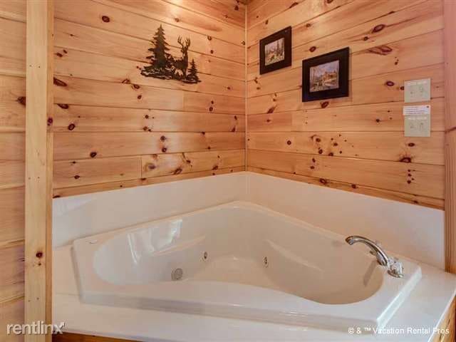 Building Photo - 2240 Breezy Rd