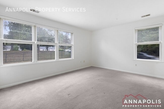 Building Photo - 10 Greystone Ct