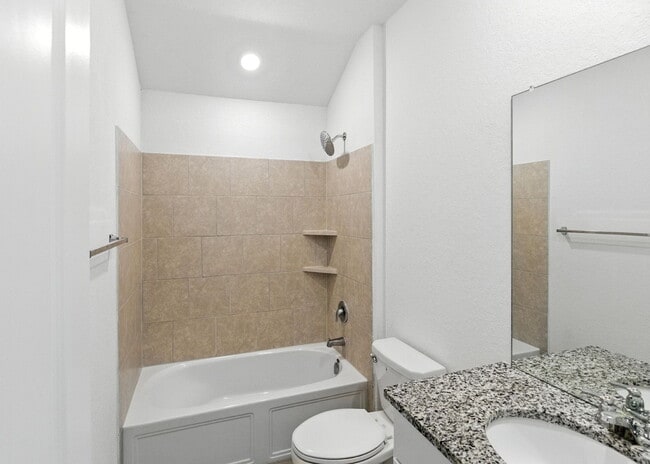 Building Photo - Beautiful 4 Bed, 3 Bath Home - Spacious & ...