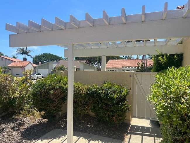 Building Photo - 2+bd/1ba Single Story Duplex Minutes Drive...