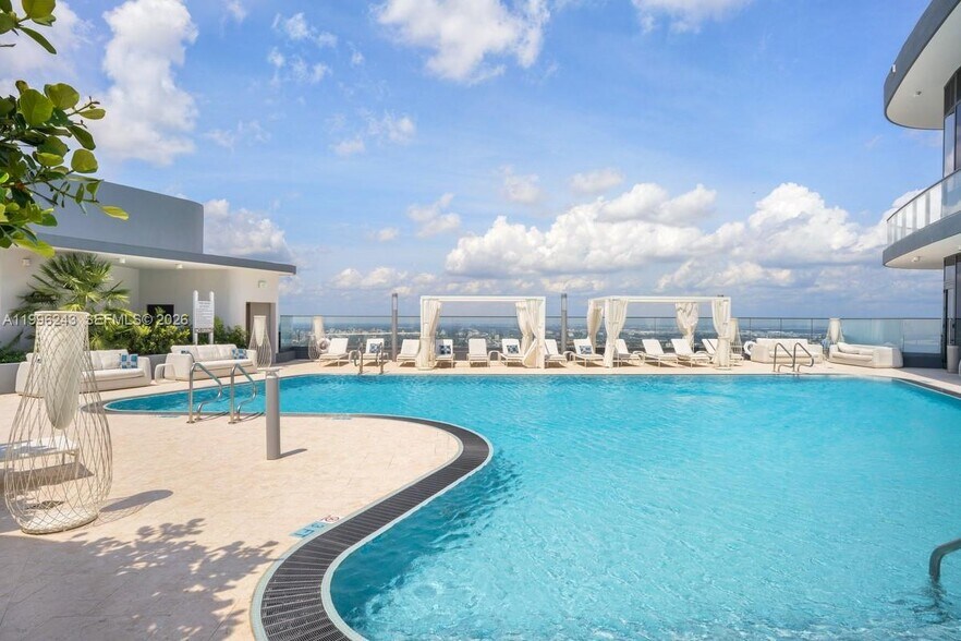 Building Photo - 1000 Brickell Plz