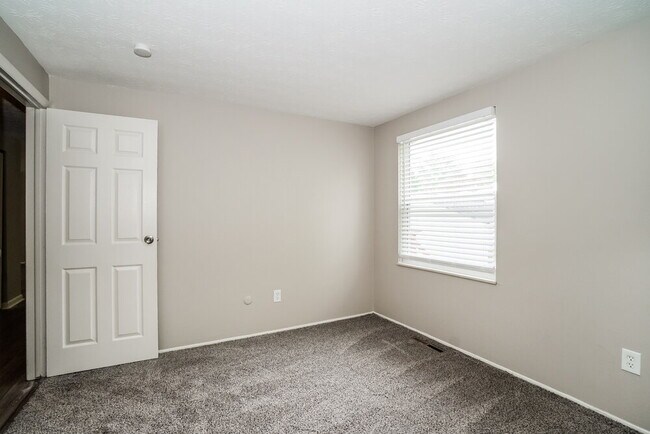 Building Photo - 2557 Brunswick Dr