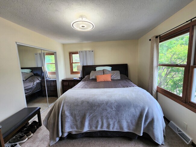 Building Photo - N5968 Lakeview Dr