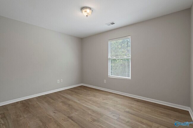 Building Photo - 102 Whitestone Dr NE